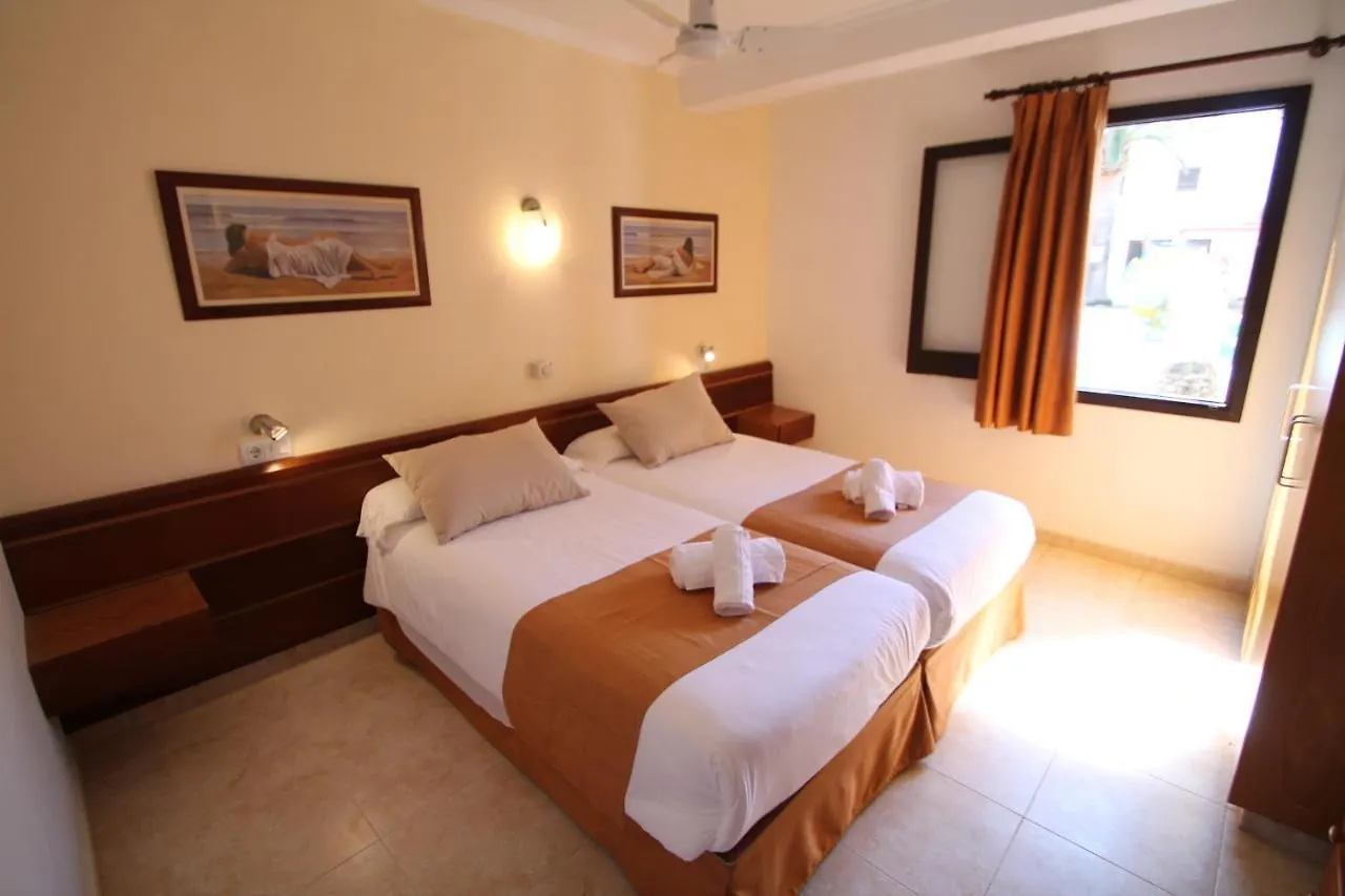 קאלה אן בלאנס Apartaments Talayot ספרד