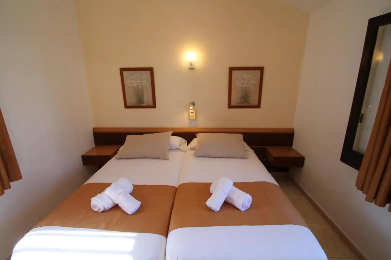 קאלה אן בלאנס Apartaments Talayot 3*, קאלה אן בלאנס ספרד