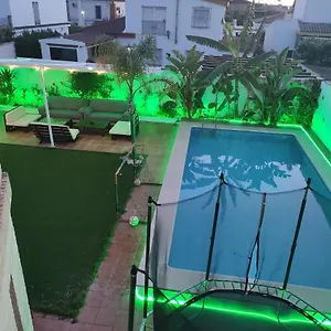 Privado Con Piscina Y Jardin Compartidos. Pensión